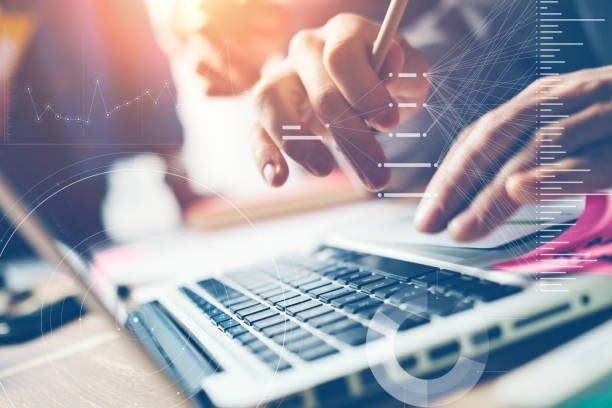 O uso da internet cresce exponencialmente, alcançando quase 90% da população e transformando a forma como nos conectamos.