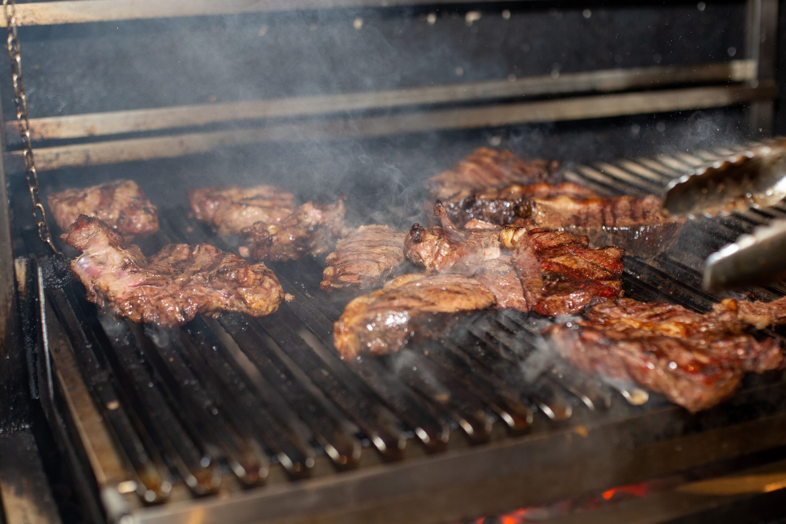 Aprenda os segredos dos mestres churrasqueiros para dominar a grelha, controlar a temperatura ideal de cada corte e servir bifes suculentos para os seus convidados