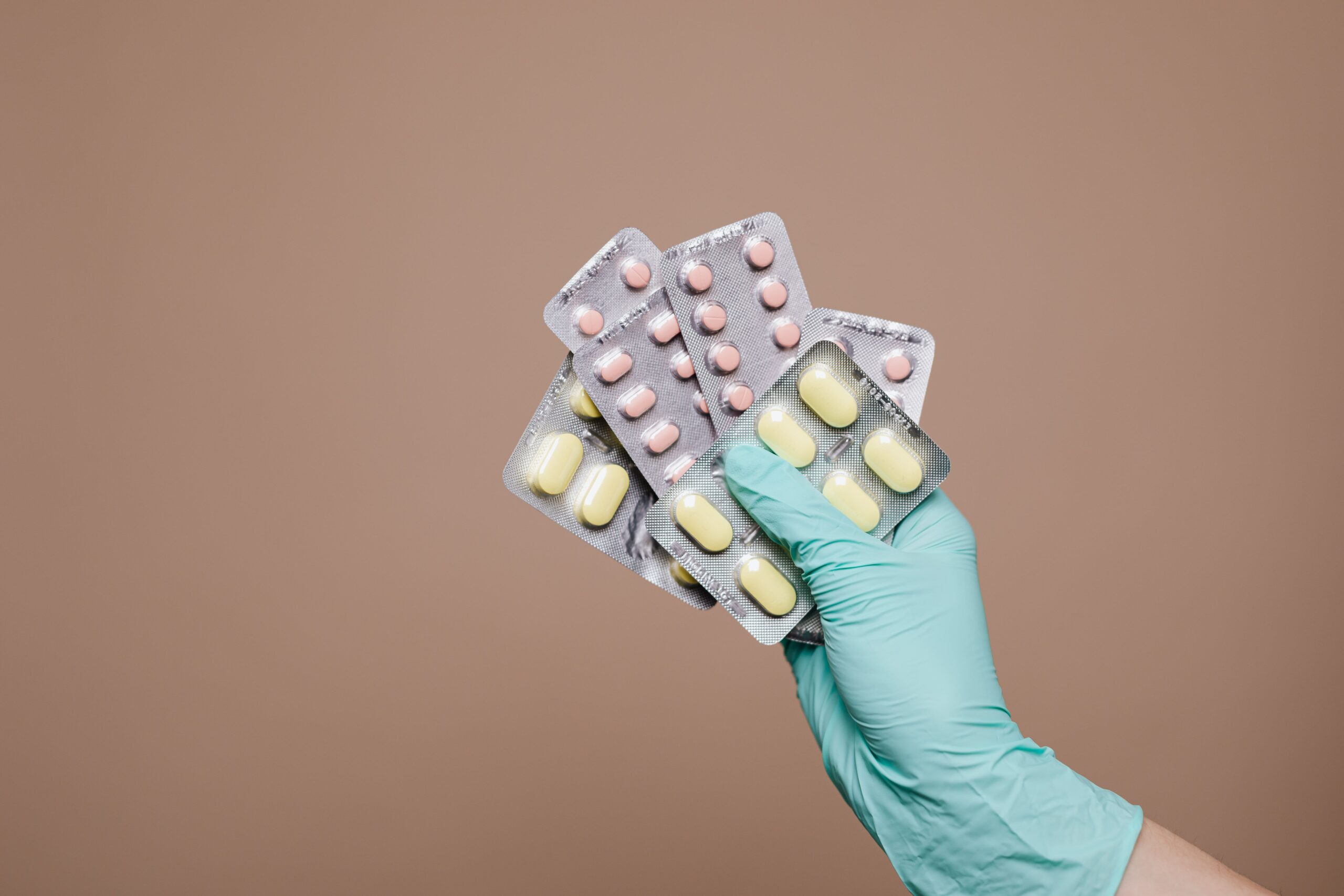 Saiba os perigos do consumo indevido de remédios para infecções e entenda como essa prática acelera a resistência de bactérias a tratamentos.