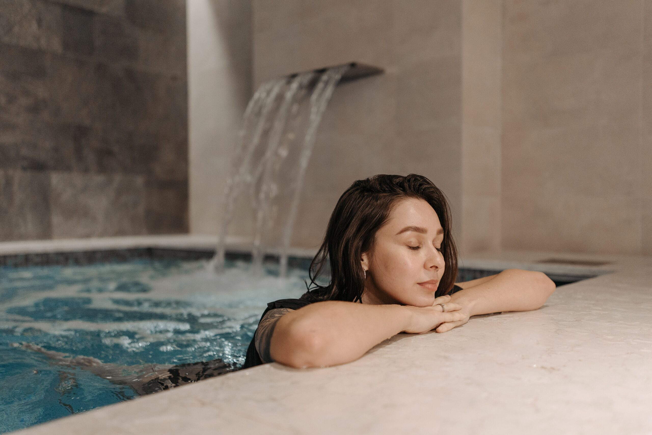 Descubra como o contato com grandes espelhos d'água pode favorecer relaxamento, bem-estar e uma rotina de descanso mais tranquila.