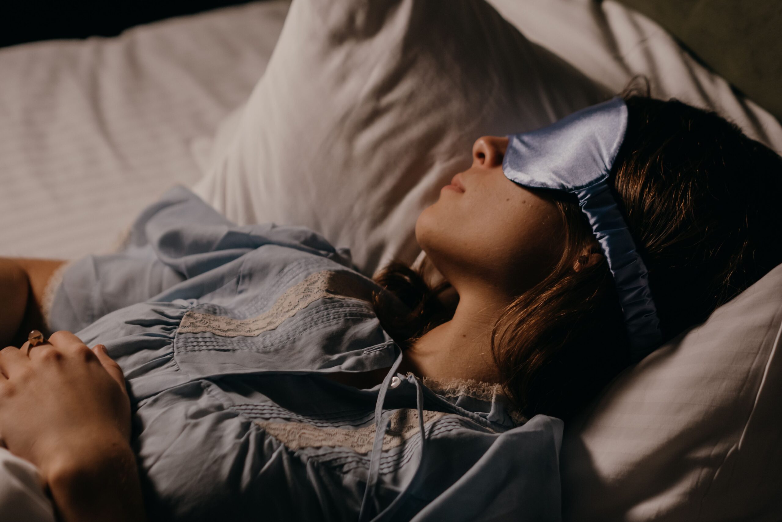 Saiba como escolher a máscara ideal para CPAP considerando ajuste, conforto, vedação e hábitos de sono para ter uma experiência mais tranquila durante o tratamento.